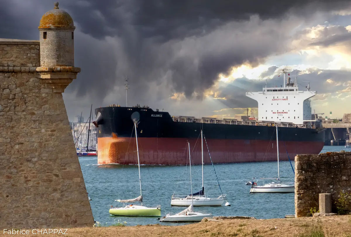 Photographie bateau encadré par les muraille du fort